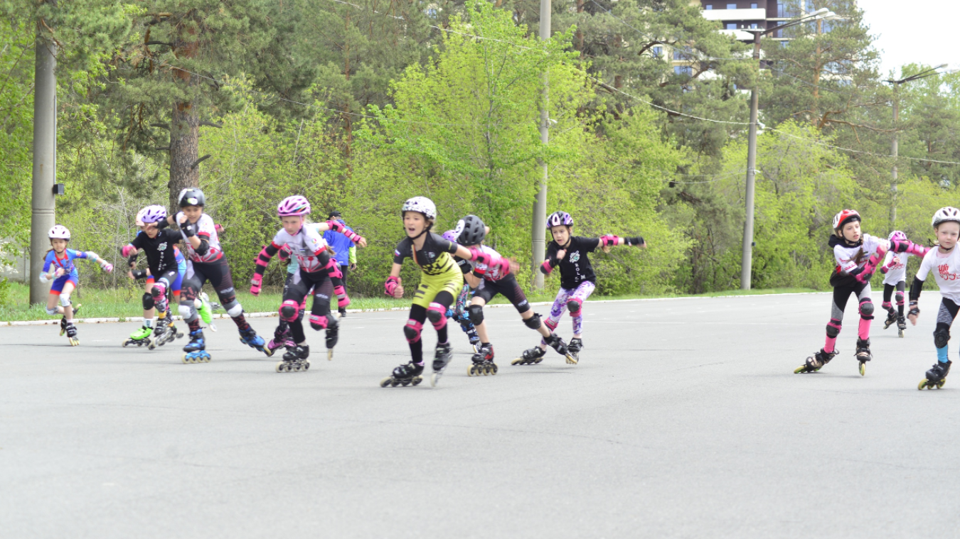 13 спорт. Роликобежный спорт для девочки 12 лет. Разделительная полоса роллер спорту спидскейтинг. Роллеры Саратова. Спорт для девушек 14 лет.